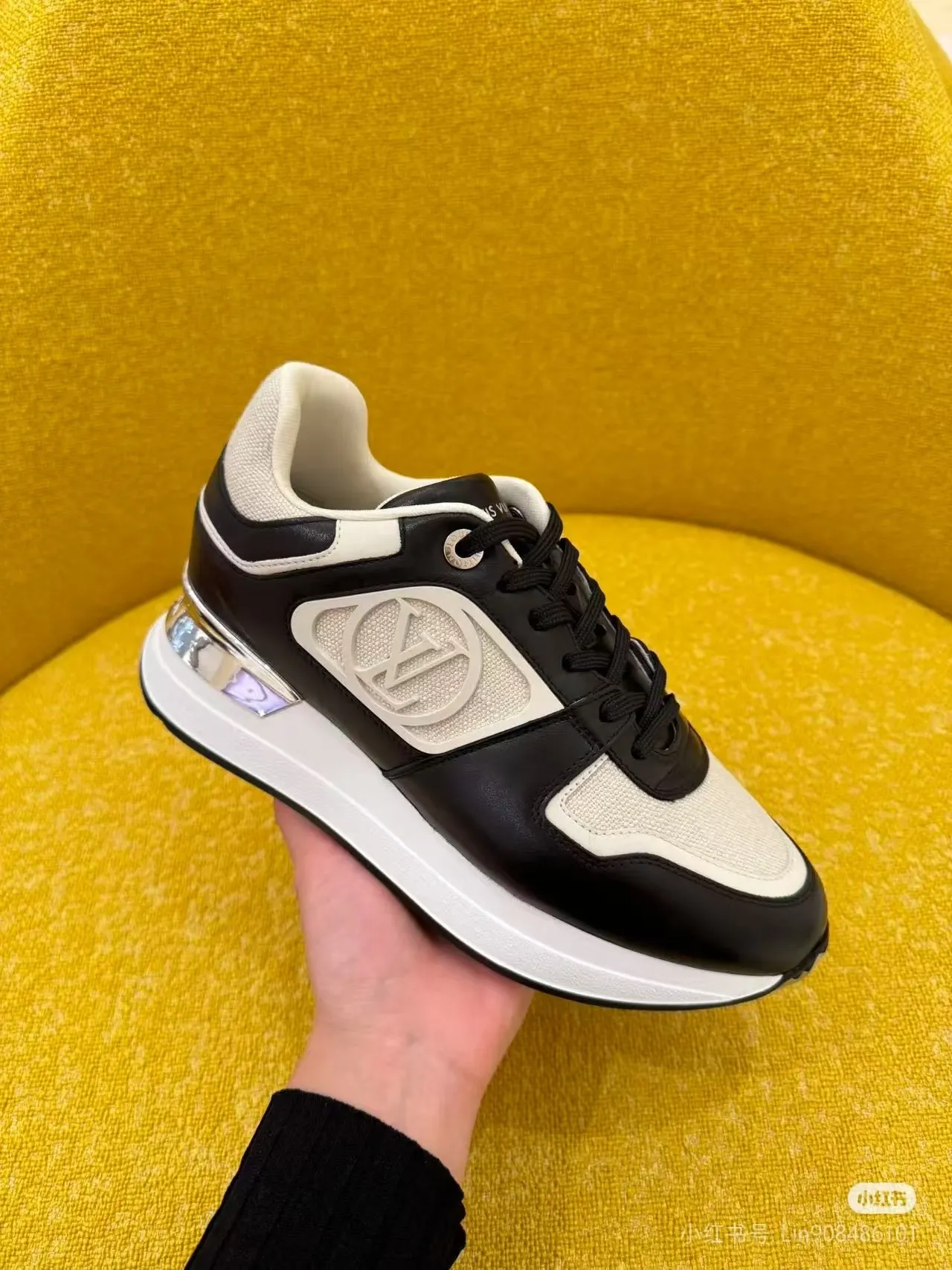 [L Family] P: 760💰Size 35-42 for women, 39-46 for men, (41.42 for women, 45.46 for men, customized) .LV Donkey Brand 🔥🔥LOUIS VUITTON Louis Vuitton's official website synchronizes the 2025 autumn and winter couple's models, which are now on the market, this Neo Run Away sneakers are inspired by running shoes, integrating LV's iconic must-have shoes into the trend. This version is a 1:1 replica of the original version. It is made of two-tone calfskin to highlight its simple lines and unique wedge outsole. Key details include the LV initials on the side and an engraved gold heel stabilizer on the back plus a 2cm hidden insole.